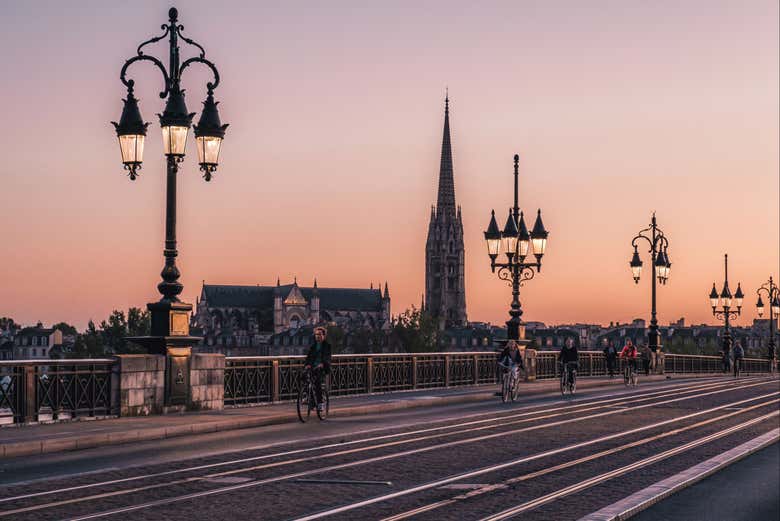 El atardecer ilumina la torre de la basílica de San Miguel