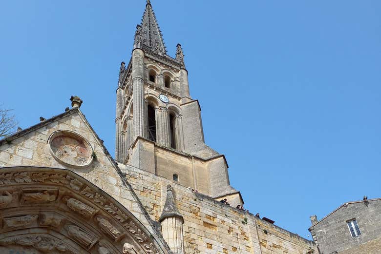 Vue en contre-plongée sur l'église monolithe de Saint-Émilion