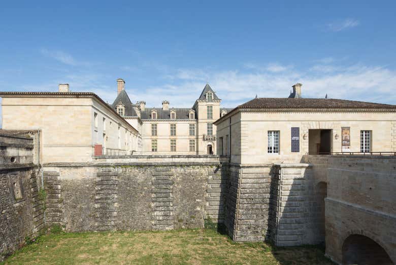 Vue sur les douves du château de Cadillac