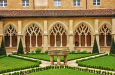 Entrada al claustro de la abadía de Cadouin