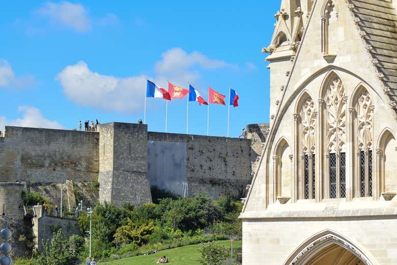 Banderas ondeando en el castillo de Caen