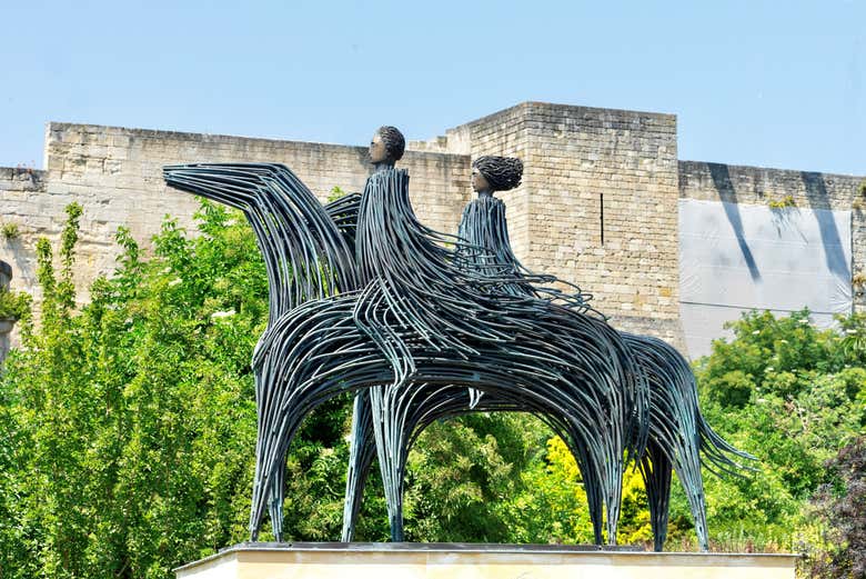 Una de las esculturas del centro de Caen