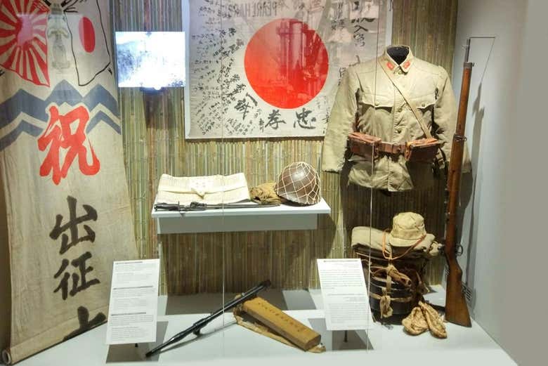 Vitrine avec un uniforme japonais