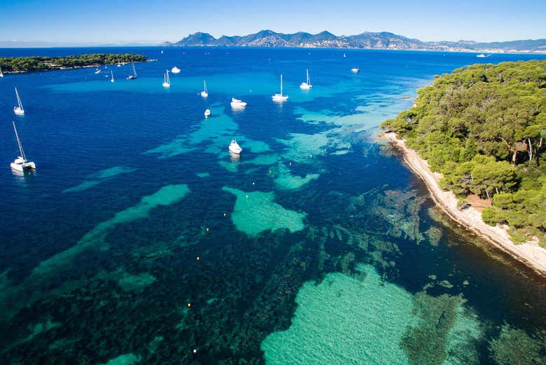 Barcos surcando las aguas de la Costa Azul 