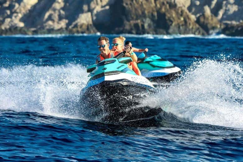 Disfrutando del tour en moto de agua por la Costa Azul