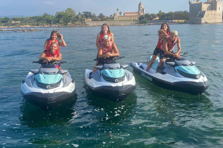 ¡Foto grupal de recuerdo del tour en moto de agua por Cannes!