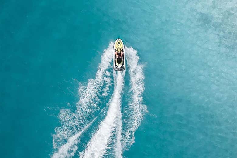 Vista de dron de una moto de agua en la Costa Azul