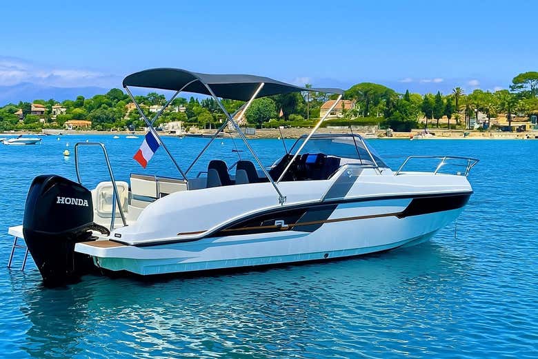 Le bateau pour la balade dans la baie de Cannes