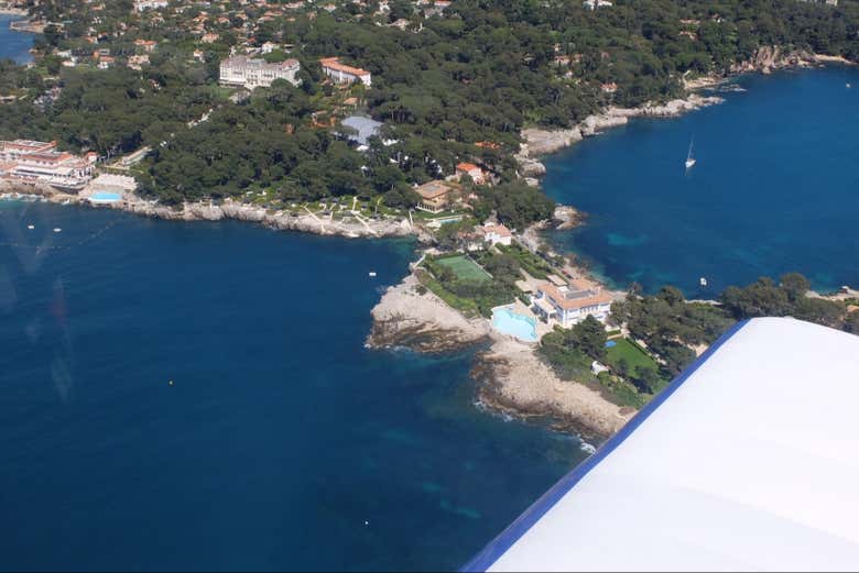 Sorvolando la costa di Cannes