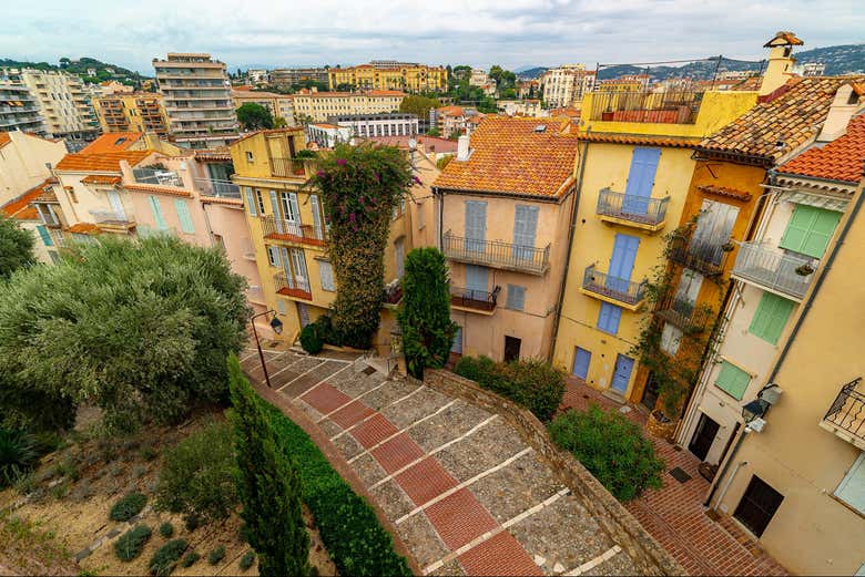 Traversez les charmantes rues du centre historique de Cannes
