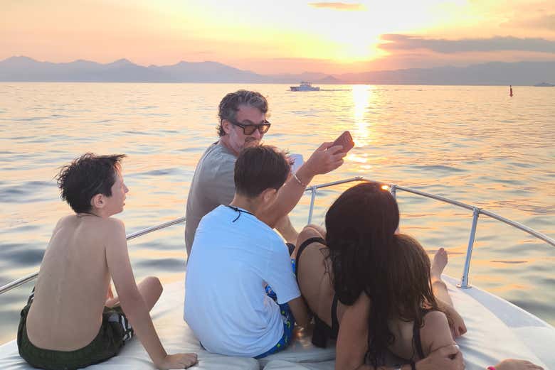 Observez le coucher de soleil dans la baie de Cannes