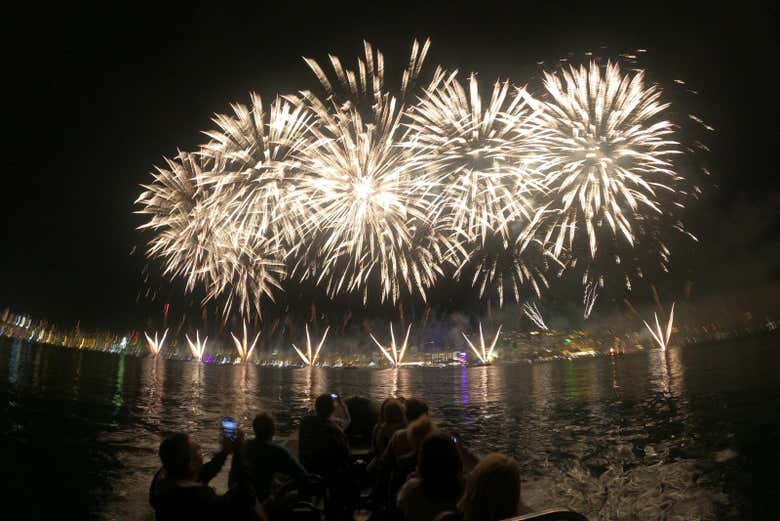 Feu d'artifice illuminant la nuit à Cannes