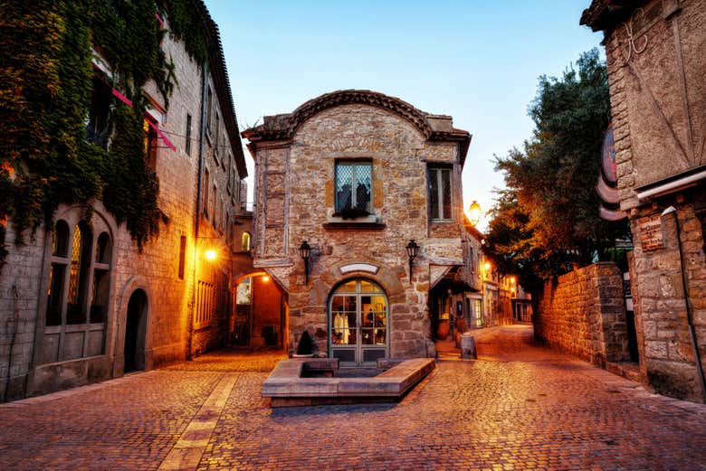 Uma das ruas de paralelepípedos de Carcassonne