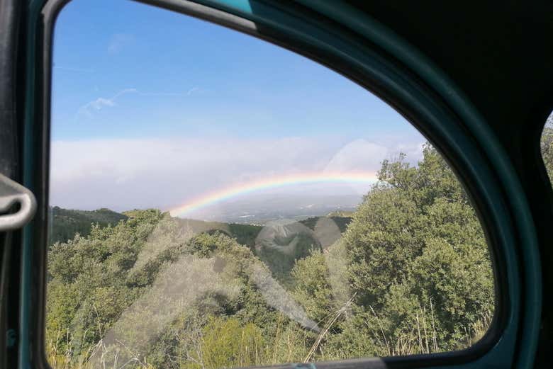 Observez le paysage depuis la Citroën 2CV