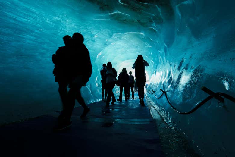 Explorando la Cueva de Hielo