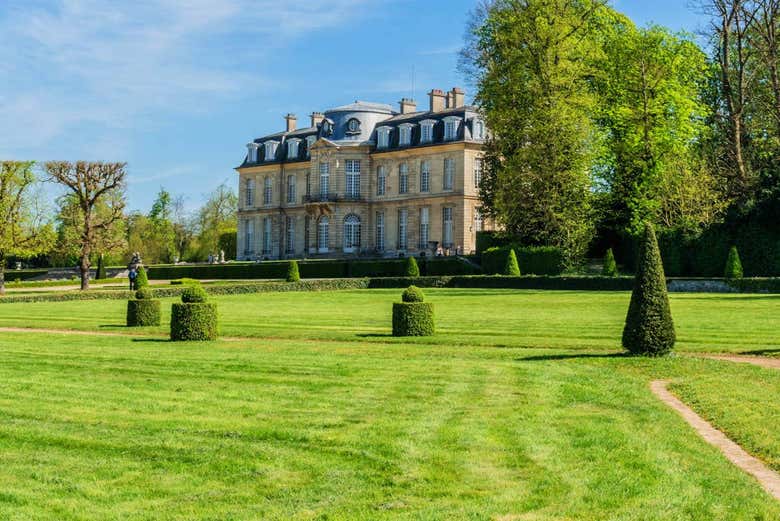Exploring the gardens of the Château de Champs-sur-Marne