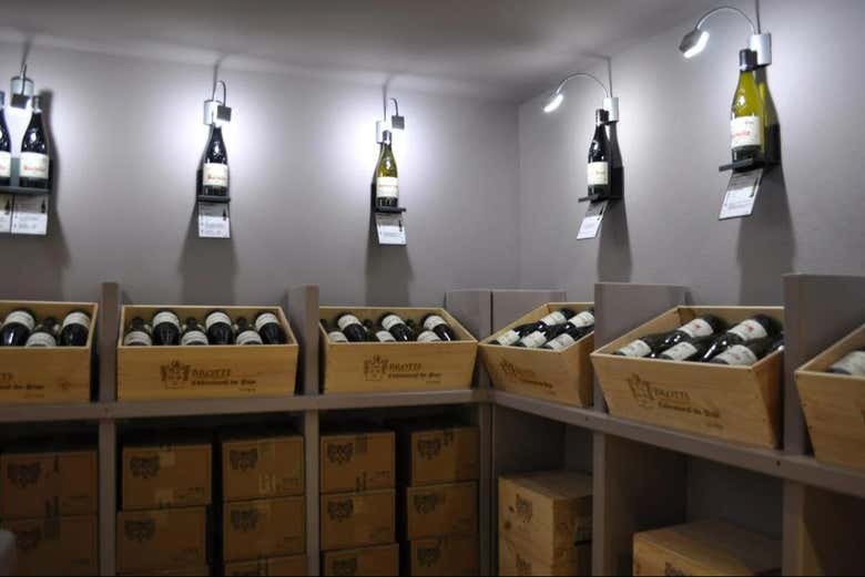 Sala con esposte delle bottiglie di vino