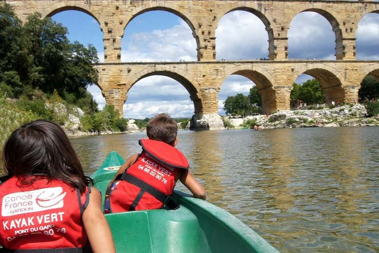 Remando ao lado do aqueduto romano da Pont du Gard