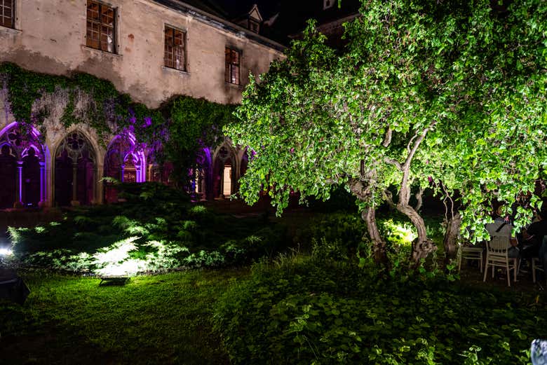 El Claustro del museo iluminado