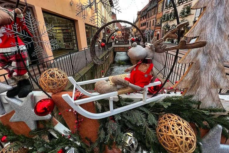 Os canais de Colmar são decorados para o Natal