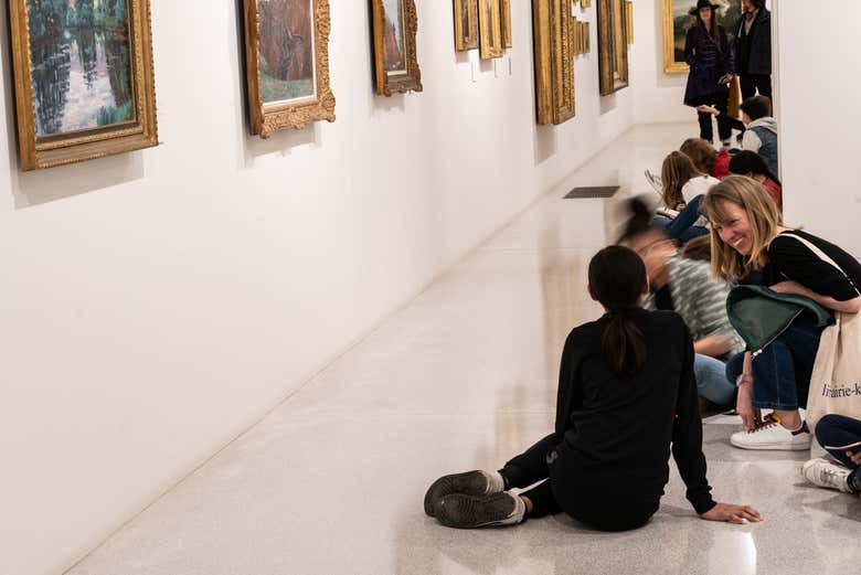 Visitantes observando as obras expostas no museu