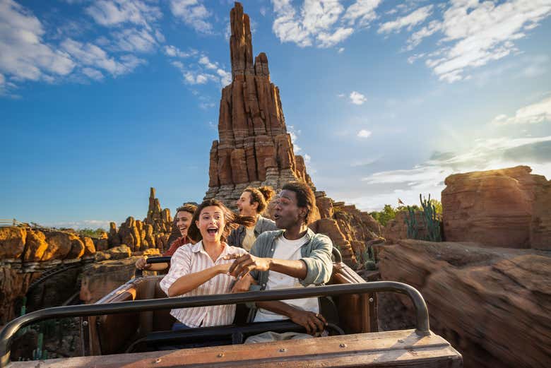 Disfrutando de una montaña rusa en Disneyland® Paris