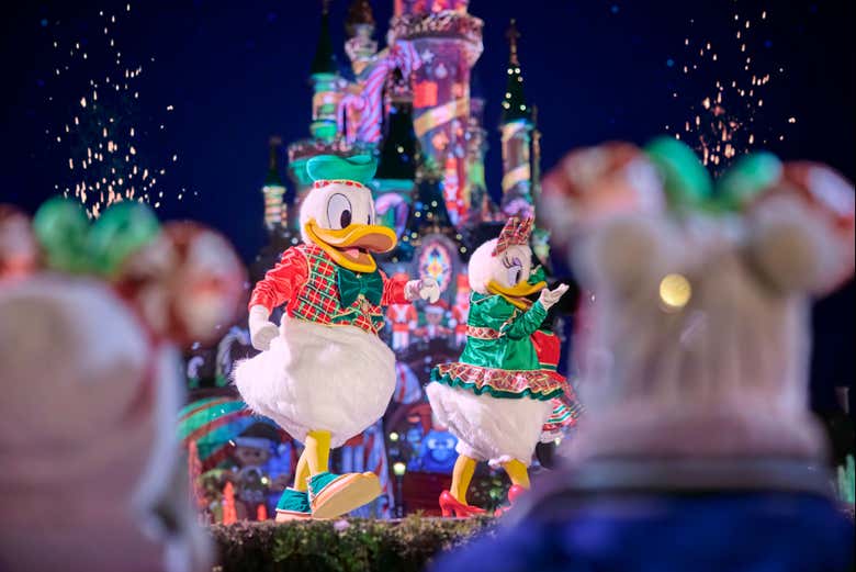El pato Donald y Daisy preparados para la Navidad