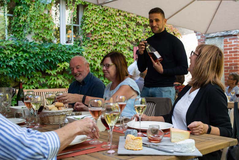 Desfrutando de um almoço tradicional francês
