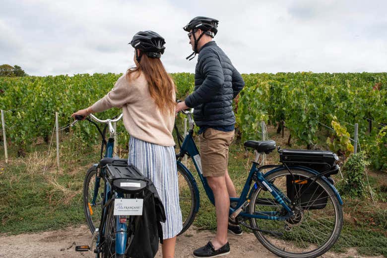 De bicicleta elétrica junto aos vinhedos