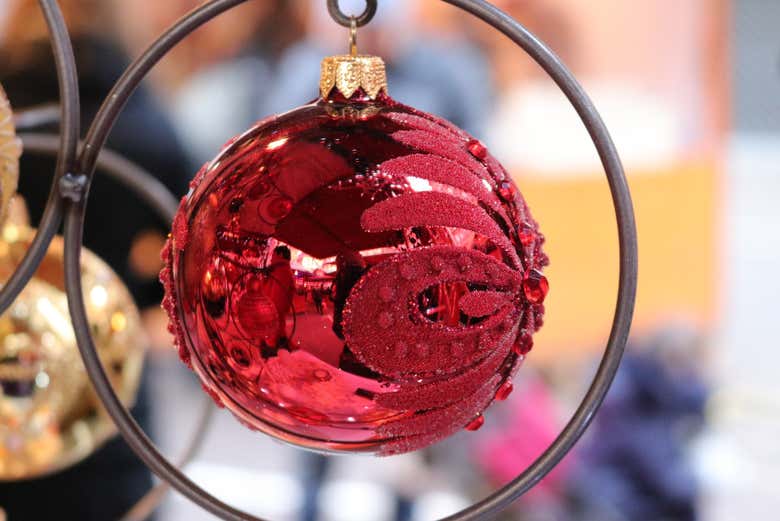 Comprando bolas de Navidad para el árbol
