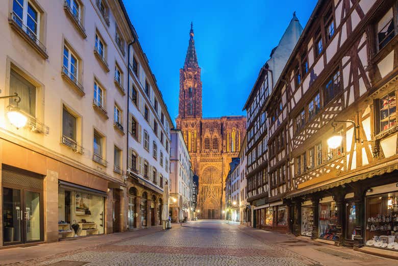 A torre da catedral se destaca no céu de Estrasburgo