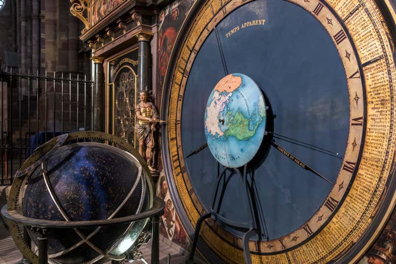 Regardez les détails de l'horloge astronomique