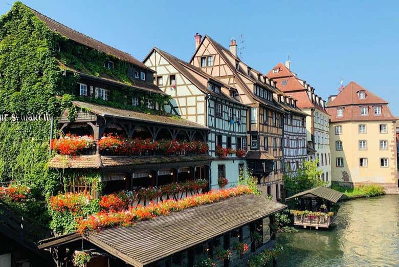 Admire the traditional architecture