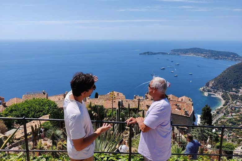 Contemplando o Mediterrâneo de um mirante de Èze
