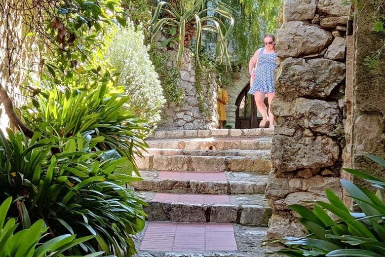 Percorrendo o centro de Èze