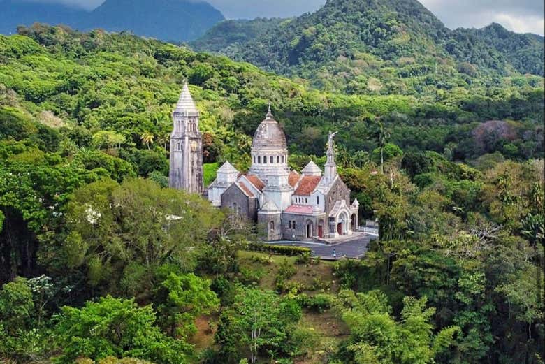 Le Sacré-Cœur de Balata entouré par la jungle