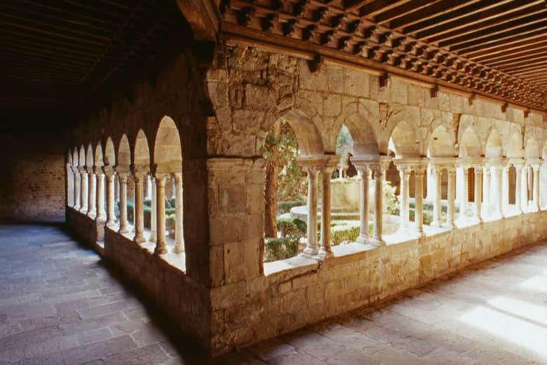 Recorriendo los pasadizos del claustro