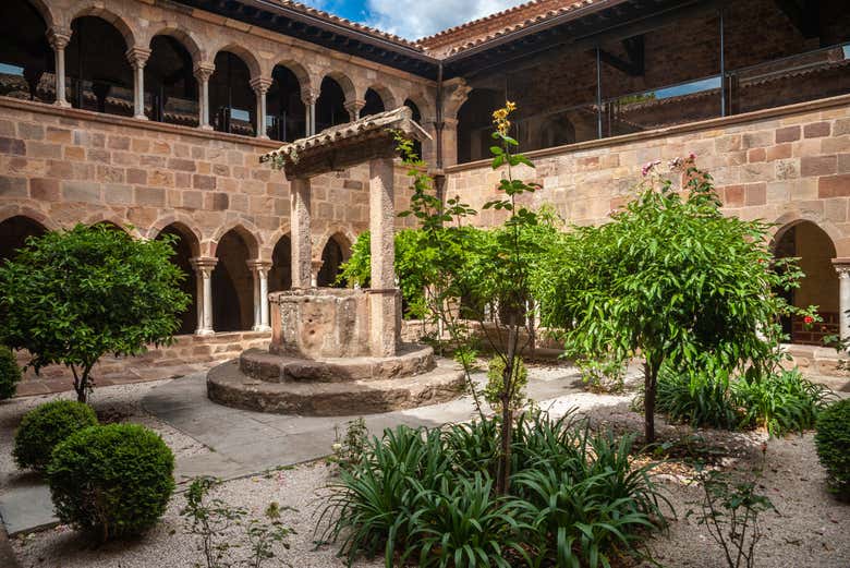 Contemplando el pozo del claustro de la catedral de Fréjus