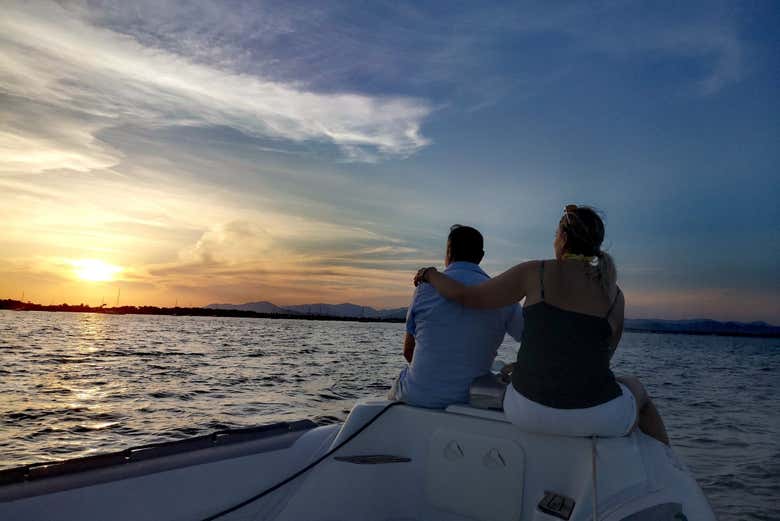 Contemplando a bordo la puesta de sol