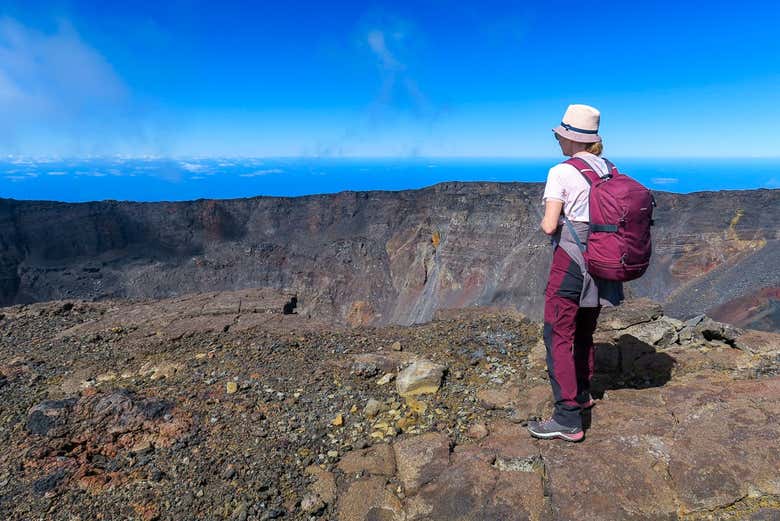 Admirez la vue panoramique sur le paysage volcanique