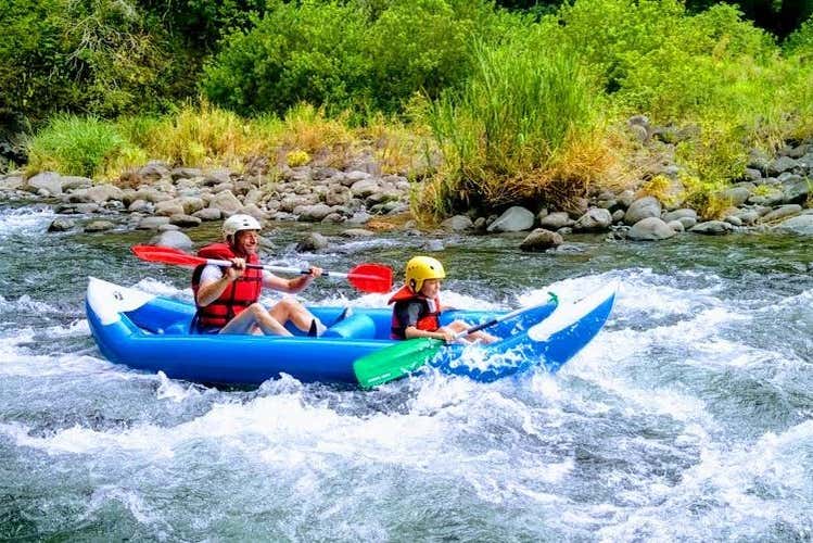 Practicando rafting