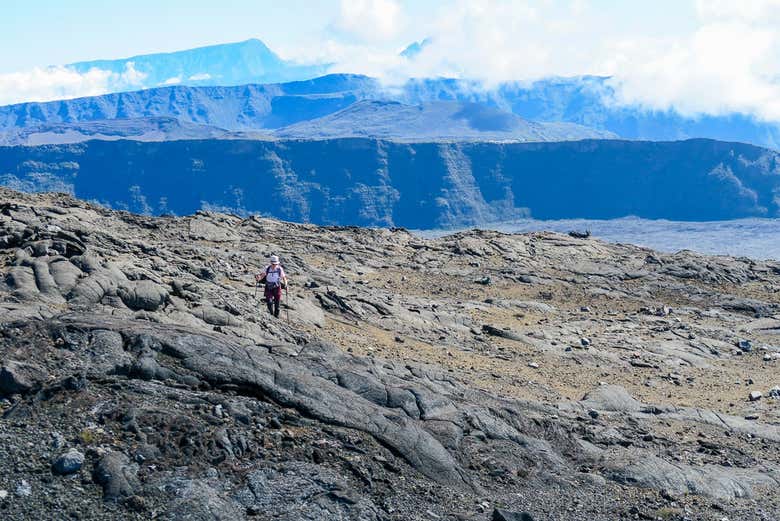 Profitez de la randonnée sur un terrain volcanique
