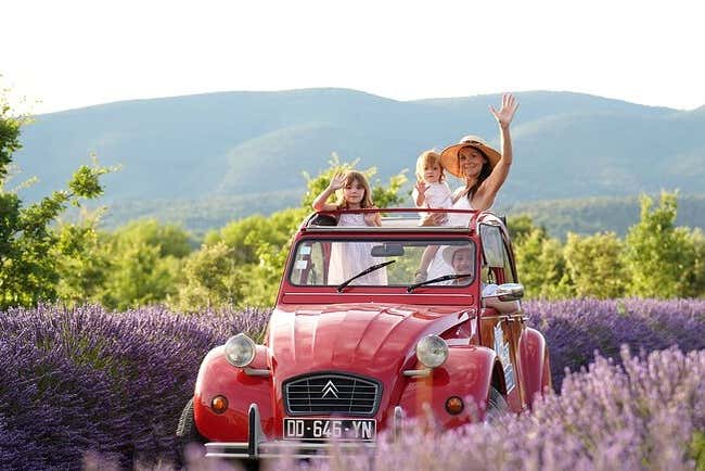 Recorriendo la Provenza en un 2CV descapotable
