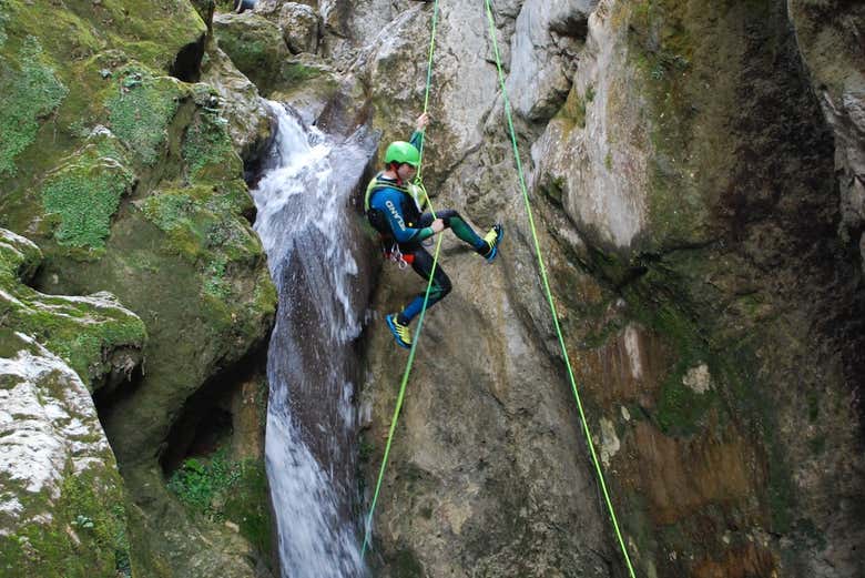 Fazendo canyoning no cânion de Versoud