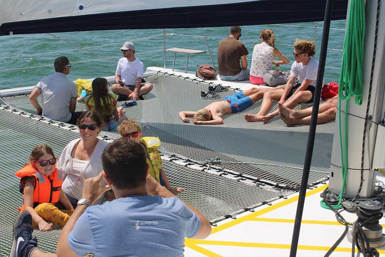 Moment de relaxation sur le pont du catamaran