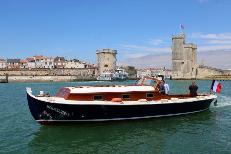 Navegando junto a las torres de La Rochelle