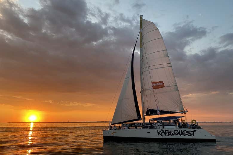 Navegando ao entardecer de catamarã