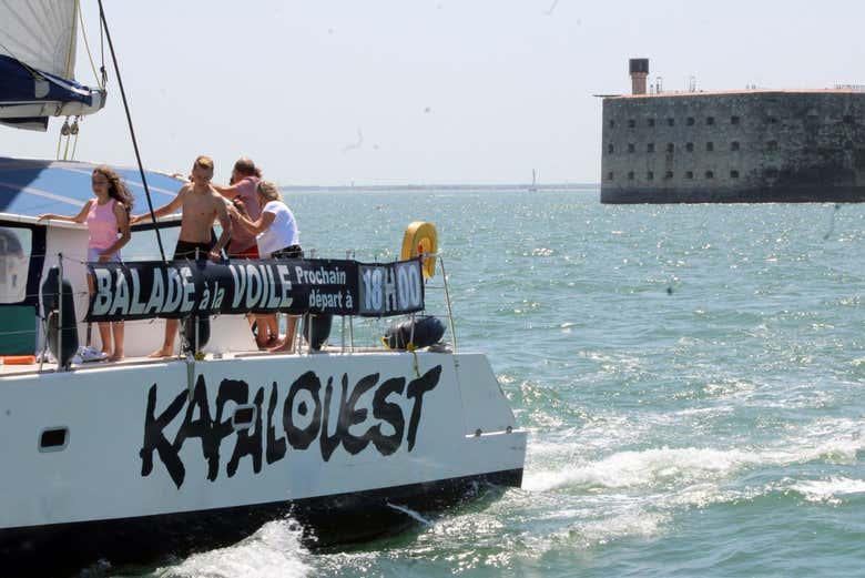 Naviguez en pleine après-midi près de Fort Boyard