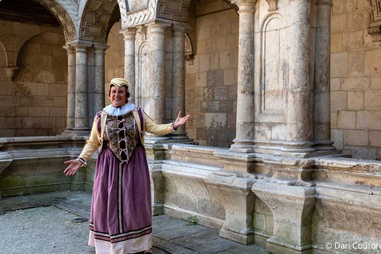 Françoise de Rohan dans la cour de la maison maison Henri II