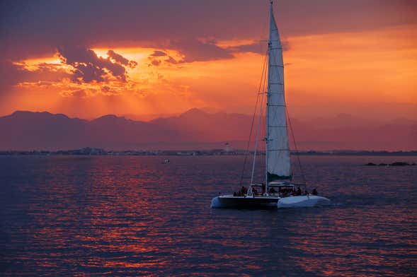 Passeio de catamarã ao entardecer